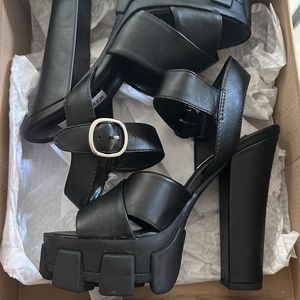 Like New! Steve Madden Roxi shoes.